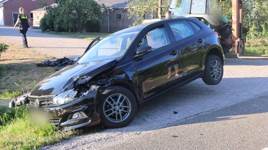 Auto zwaar beschadigd na botsing op trekker