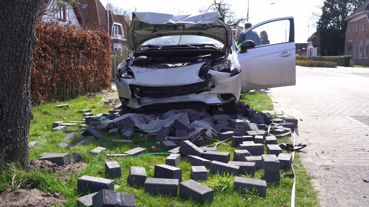 Automobilist botst tegen stapel stenen in Gasselternijveen