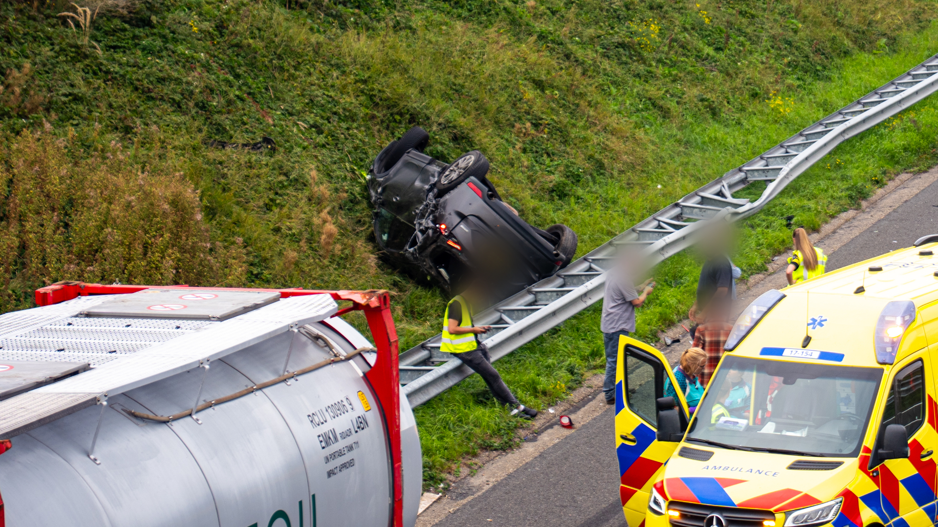 De auto ging over de kop en is in de berm beland.