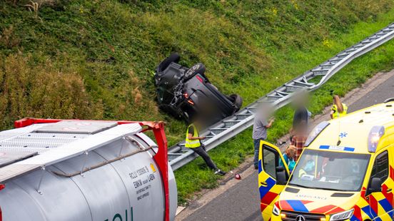 Auto slaat over de kop en belandt achter vangrail, twee gewonden en snelweg dicht