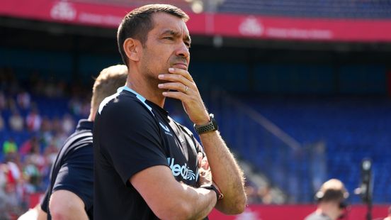 Van Bronckhorst wil fors snijden in selectie: 'Van veertig naar 25 spelers'