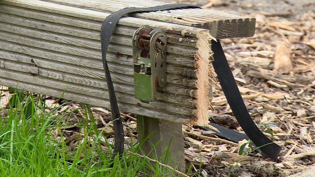De vlonders worden verzaagd en een gedeelte is dus niet meer bruikbaar