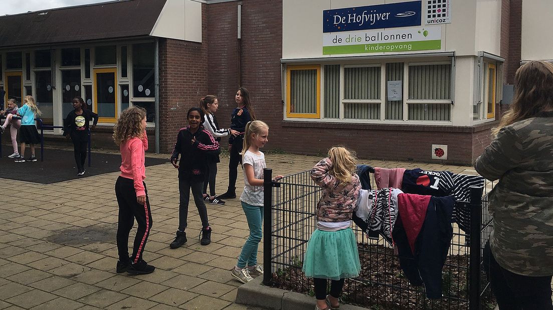 Kinderen aan het spelen bij de school