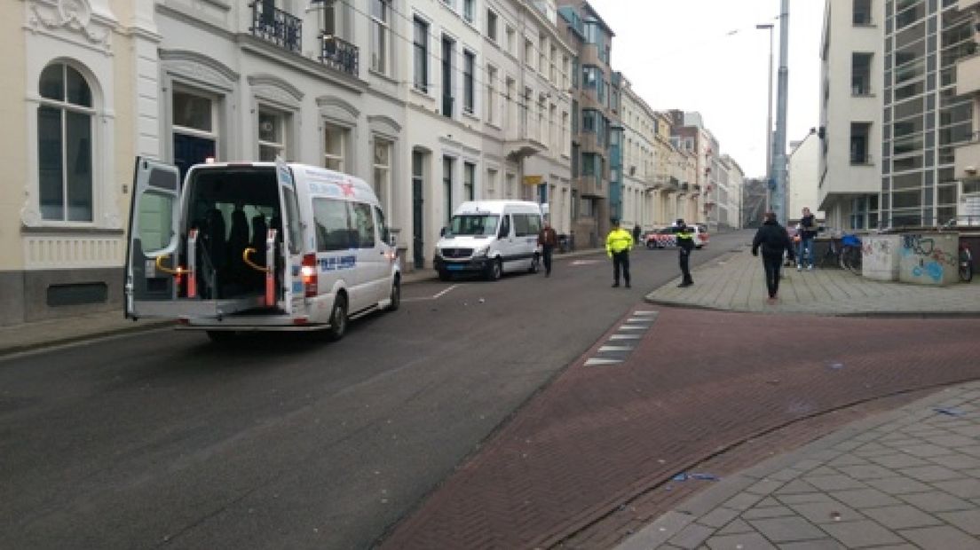 Danser Introdans zwaargewond bij aanrijding met taxibusje in Arnhem