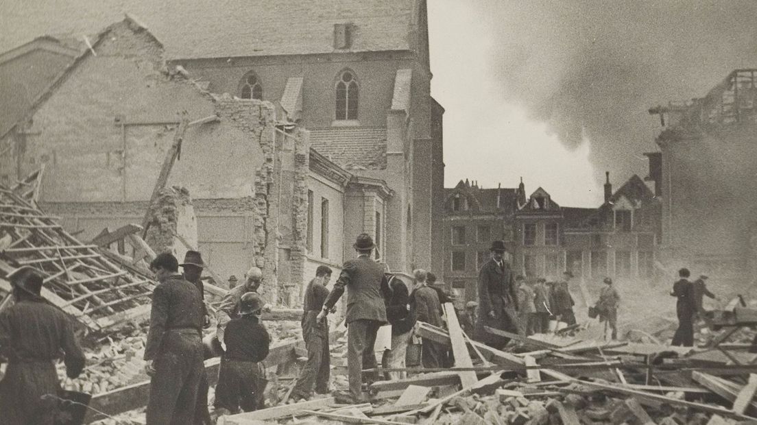 Zutphen stond maandag 14 oktober stil bij het bombardement op de stad, 75 jaar geleden. Een groot deel van het centrum lag in puin en meer dan honderd mensen kwamen om. Voor mevrouw Sieders en meneer Kreijenbroek, die beiden in de schuilkelder zaten toen de bommen vielen, komen de herinneringen aan die dag vandaag weer boven.