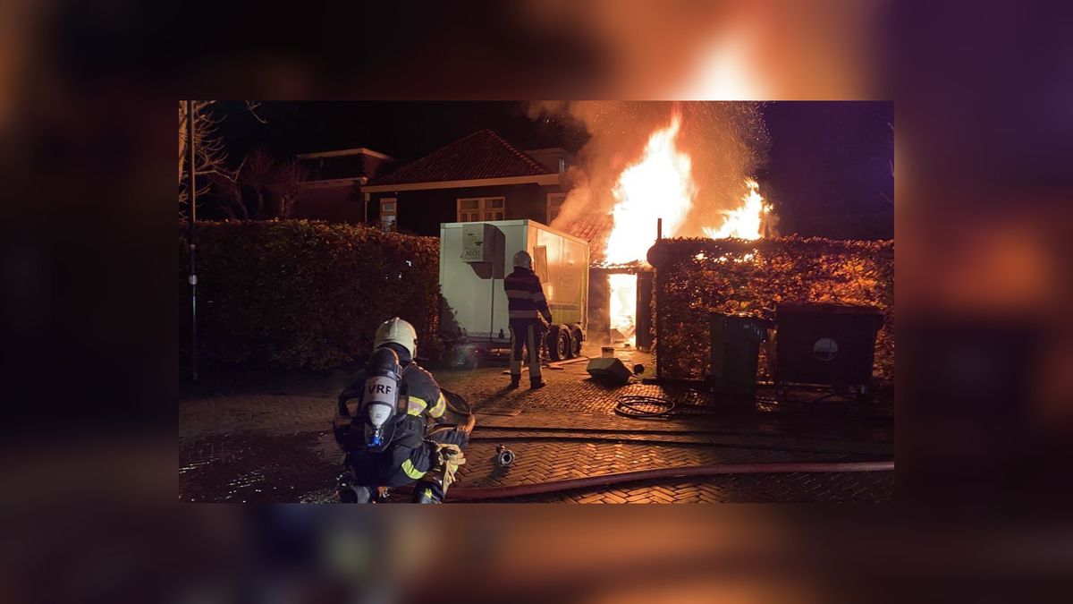 Uitslaande brand in houten schuur naast hotel in Eastermar