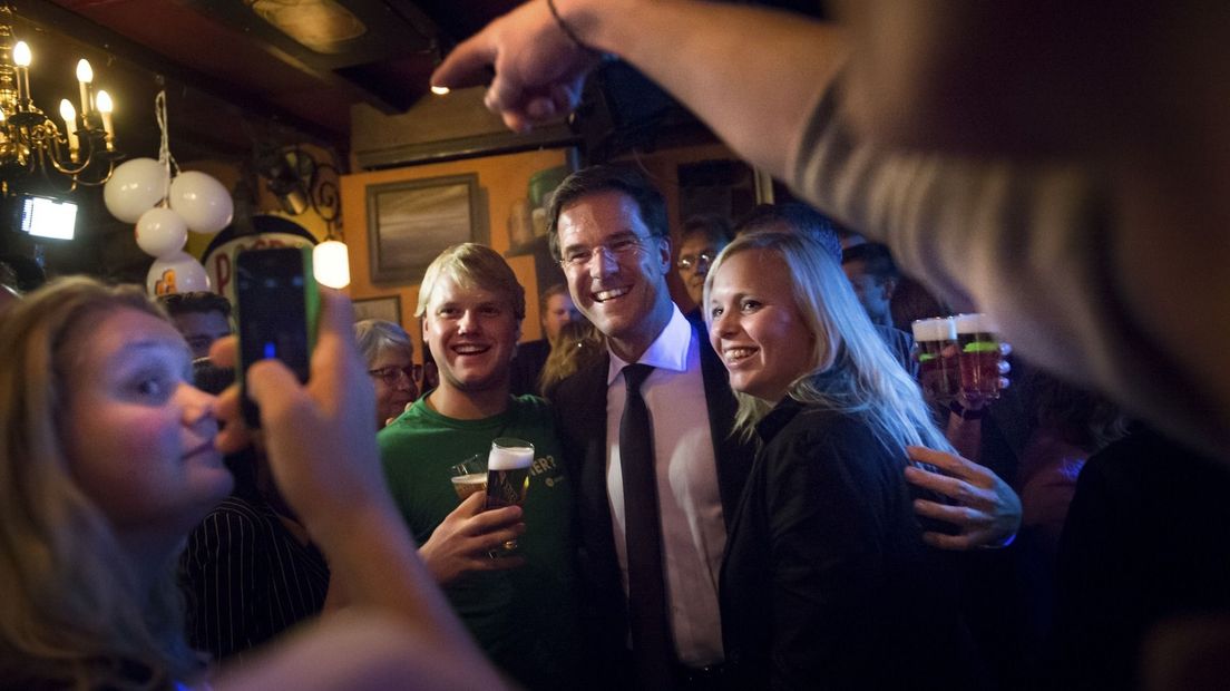 Op 6 novimber 2013 brocht Rutte in besite oan kafee De Stam op De Jouwer, mei de kampanje foar de gemeenteriedsferkiezingen wie er in pear dagen yn Fryslân