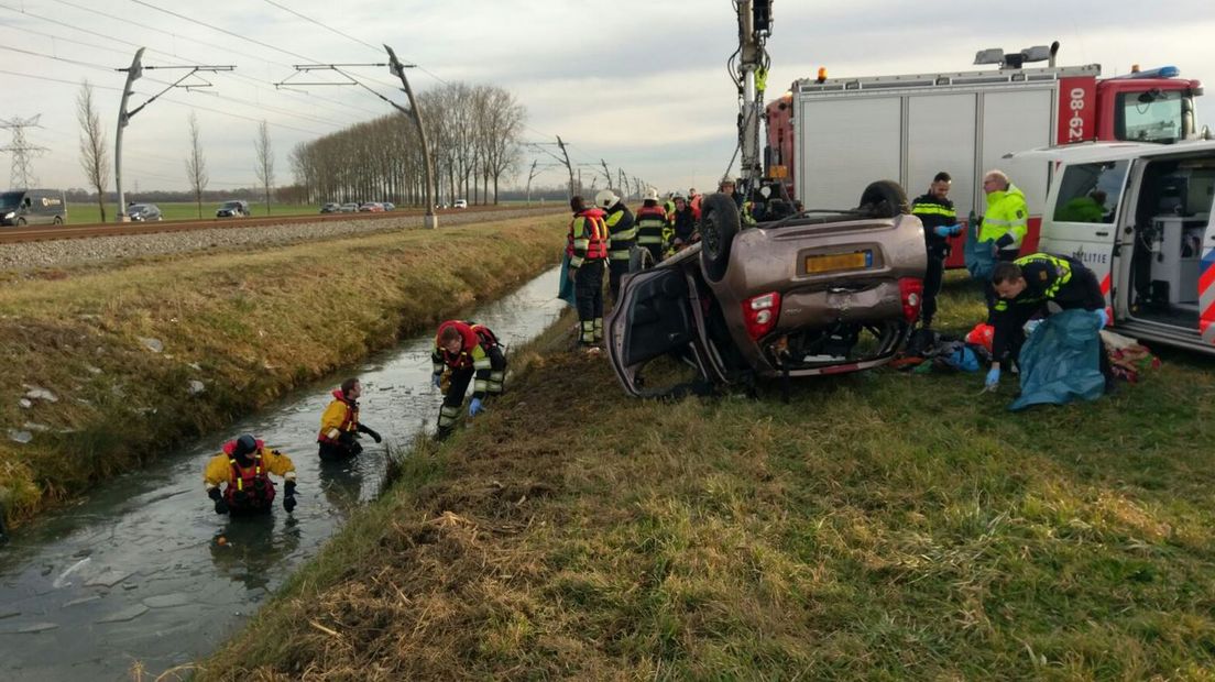 Op de A15 bij Dodewaard richting Gorkum hebben donderdagochtend twee ongelukken plaatsgevonden. Hierbij zijn vier mensen gewond geraakt, onder wie een moeder en een kind.