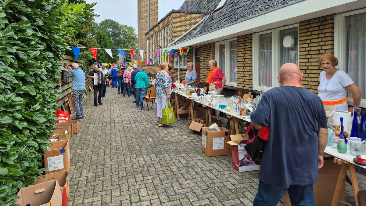 Een laatste rondje: rommelmarkt Emmer-Compascuum stopt na vijftig jaar
