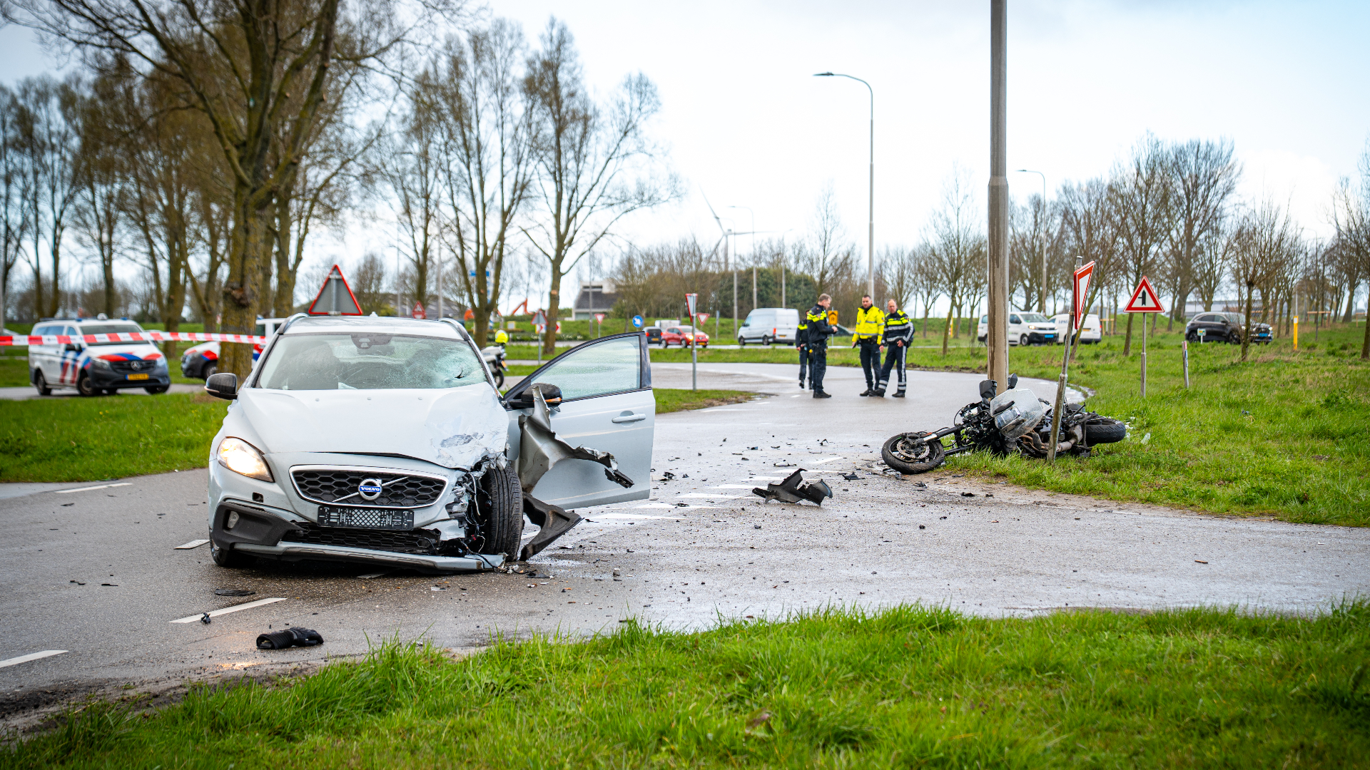 Op de Provincialeweg zijn een auto en motor in botsing gekomen.