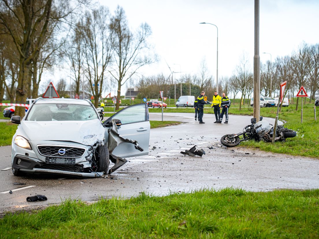 Op de Provincialeweg zijn een auto en motor in botsing gekomen.