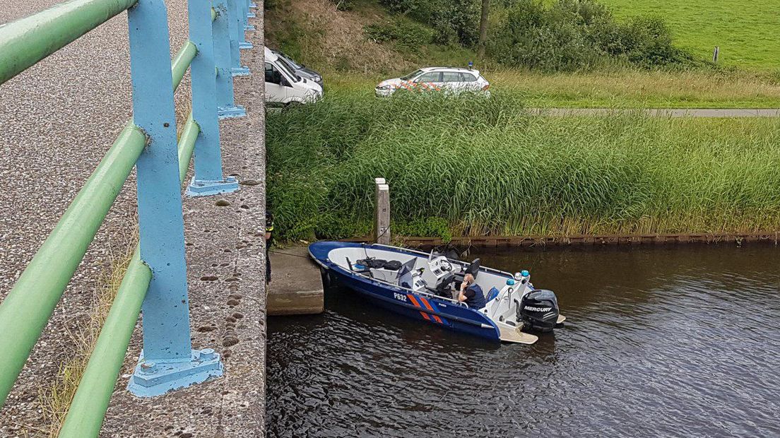De politie zoekt met een boot naar de vermiste man (Rechten: Persbureau Meter)