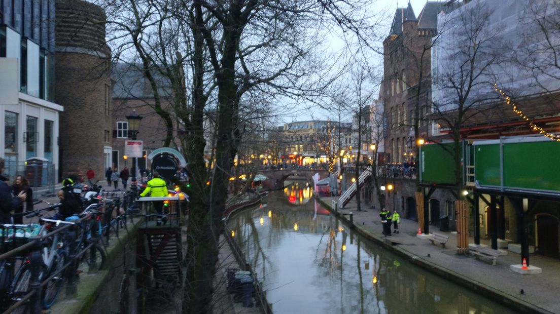 Politie zoekt 'vuurwapen' in de gracht.