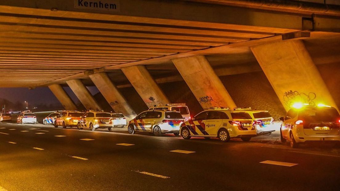 Onder de viaduct onder de A30 stonden meerdere politievoertuigen.
