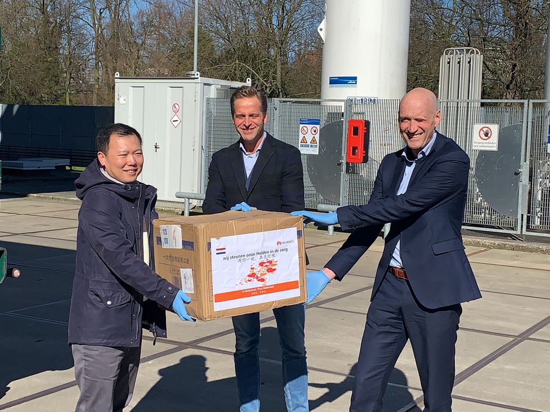 Hugo de Jonge (minister Volksgezondheid), 
Ernst Kuipers 
 (bestuursvoorzitter Erasmus MC) en 
Steven Cai (CEO Huawei Benelux)