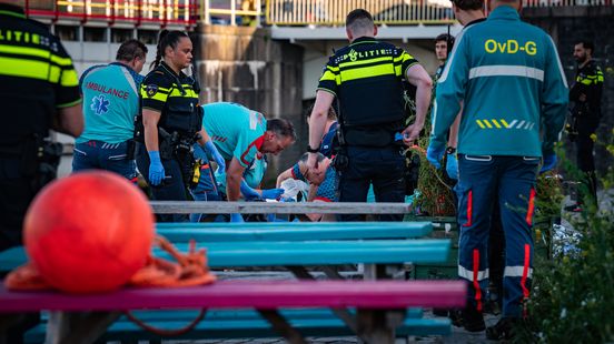 Auto belandt in Nieuwe Maas, bestuurder overleden