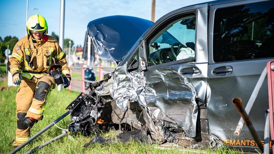 Ravage na botsing, twee wielen afgebroken en weg afgesloten. Ravage na botsing, twee wielen afgebroken en weg afgesloten.
