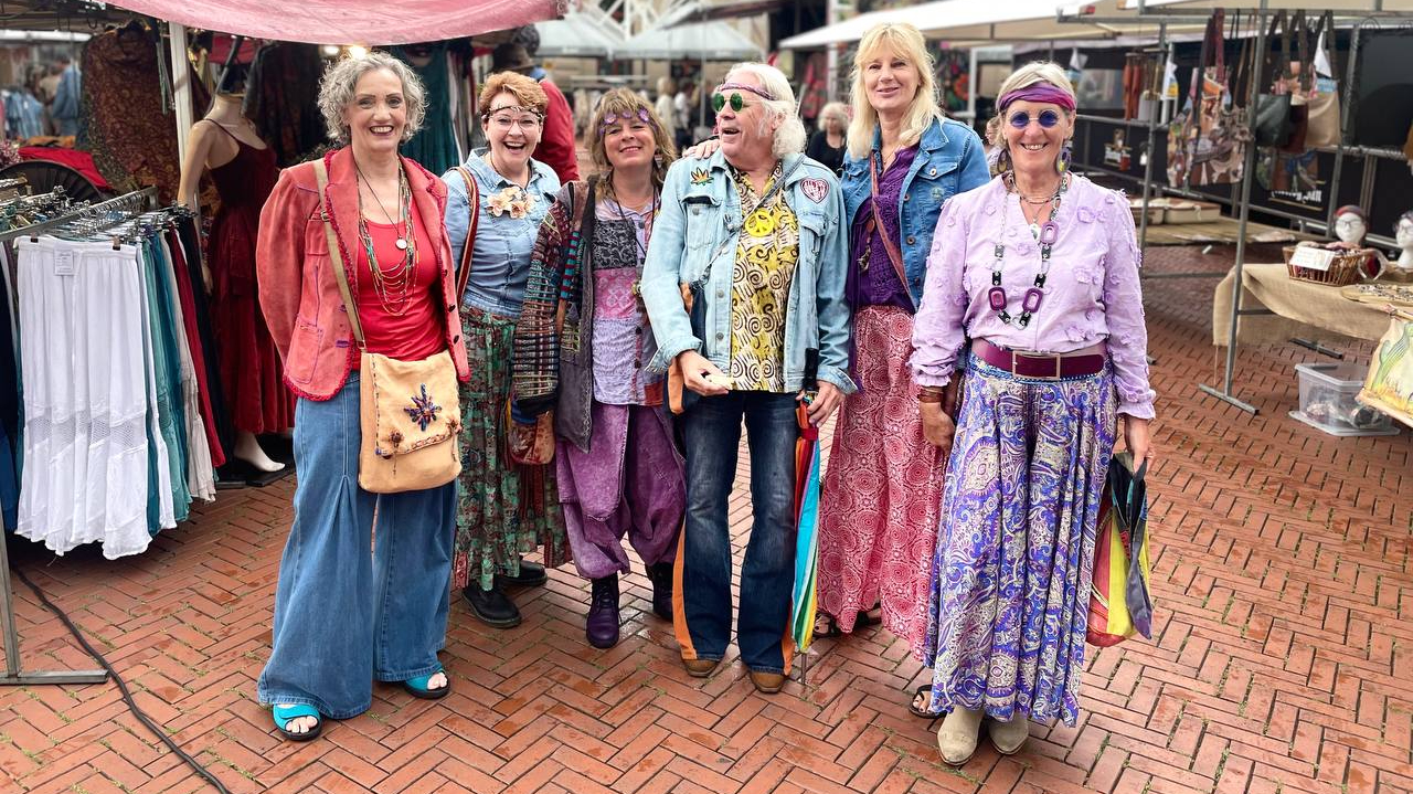 Hippie-zangroep zong 'Let the sun shine', zonder resultaat