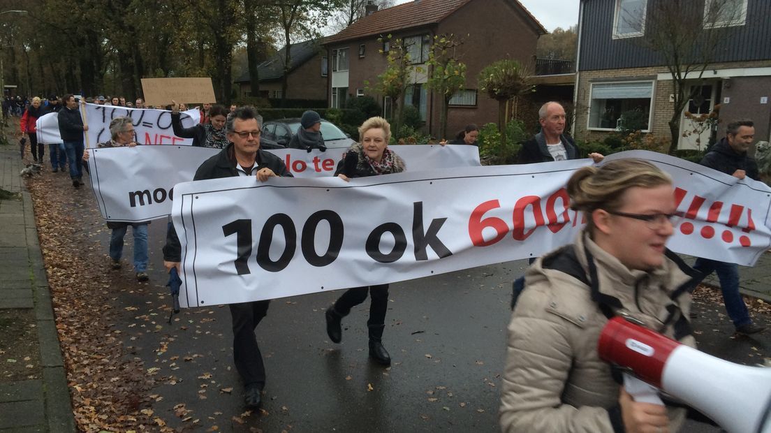 In Otterlo heeft een groep van zo'n 500 mensen geprotesteerd tegen de komst van een asielzoekerscentrum op recreatiepark De Lindehof.