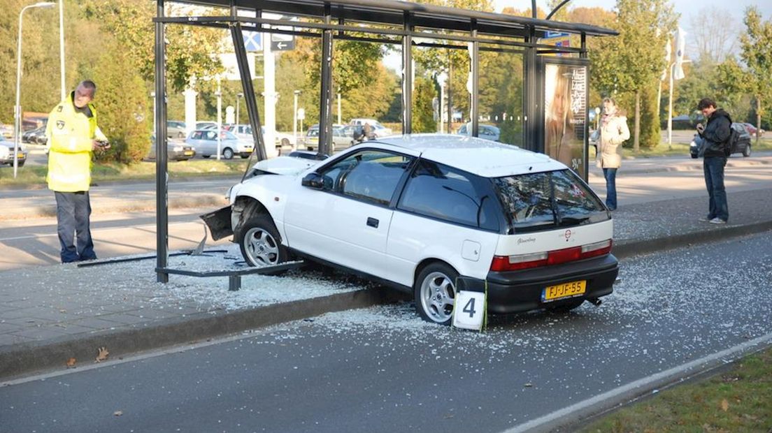 Auto in bushokje: drie gewonden