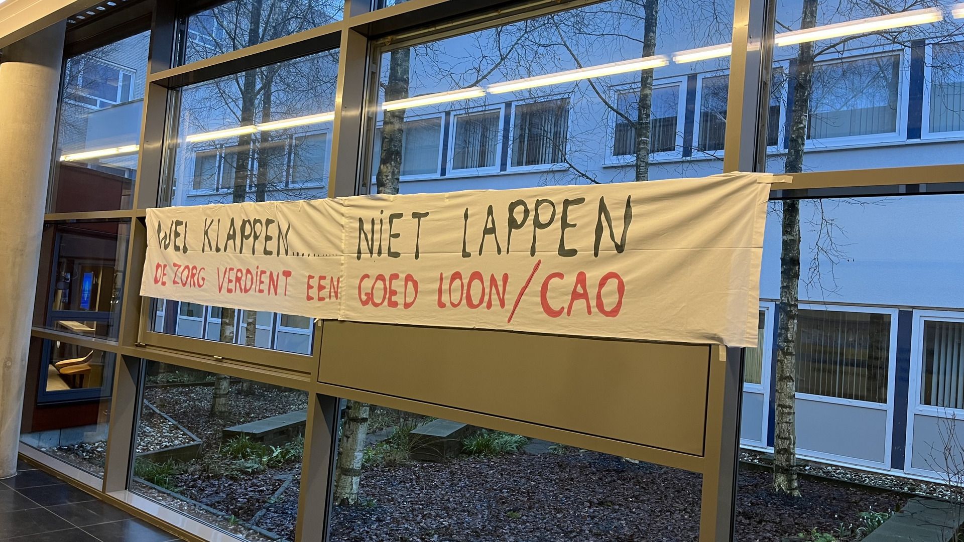 In het ziekenhuis hangen spandoeken