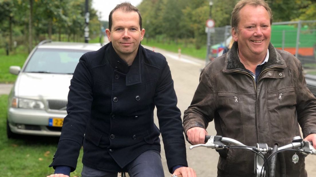 Raadsleden Tom Rustebiel (D66) en Jan Pieter Loopstra (PvdA) op de fiets in het Stadspark