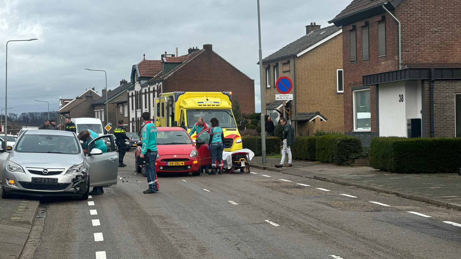 Ongeval met twee autos: één gewonde en een arrestatie.
