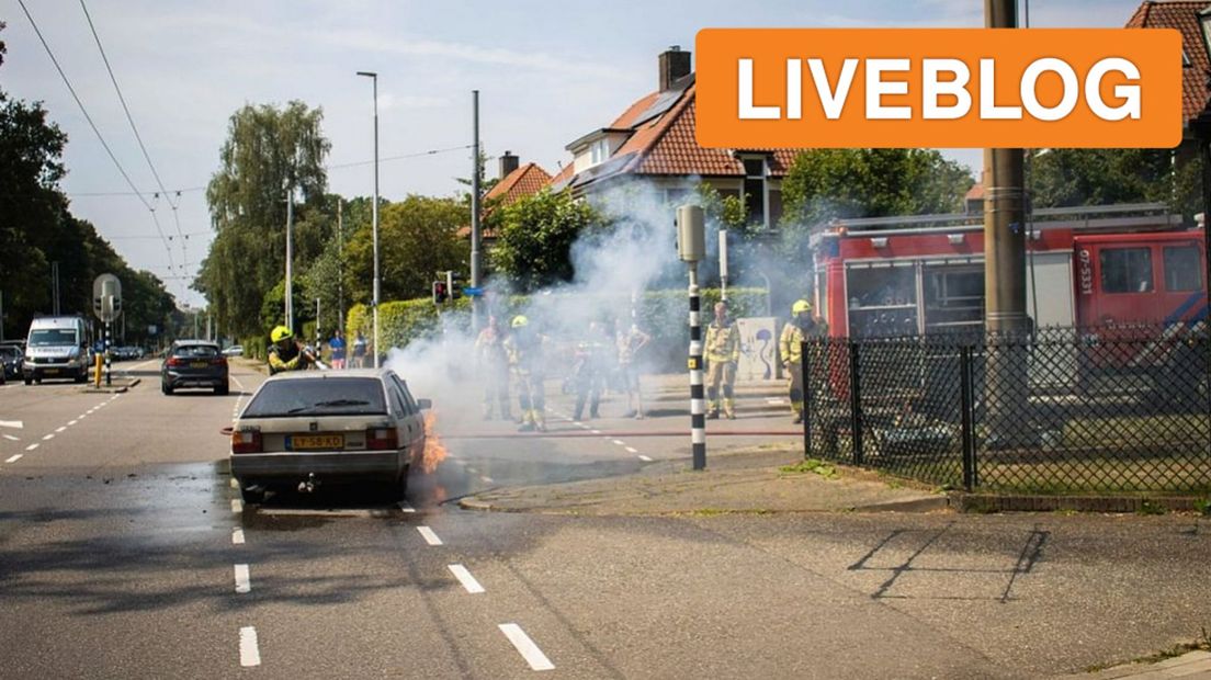 In Arnhem is een auto al rijdend in brand gevlogen