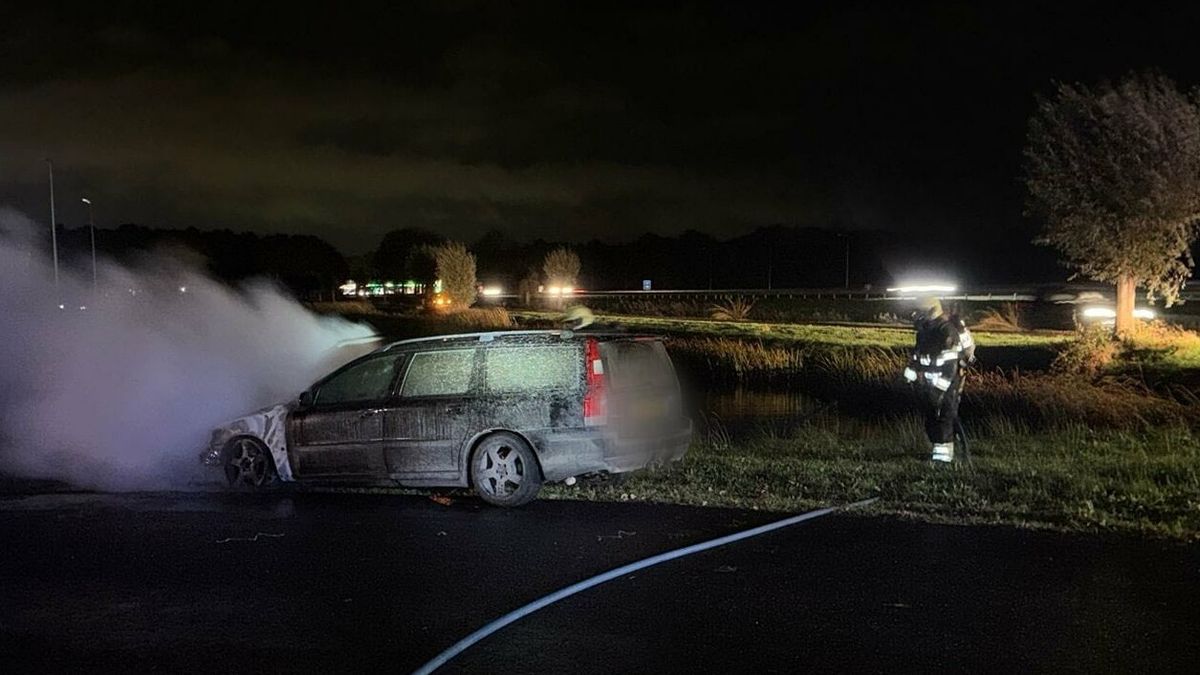 Auto in brand bij garage in Joure