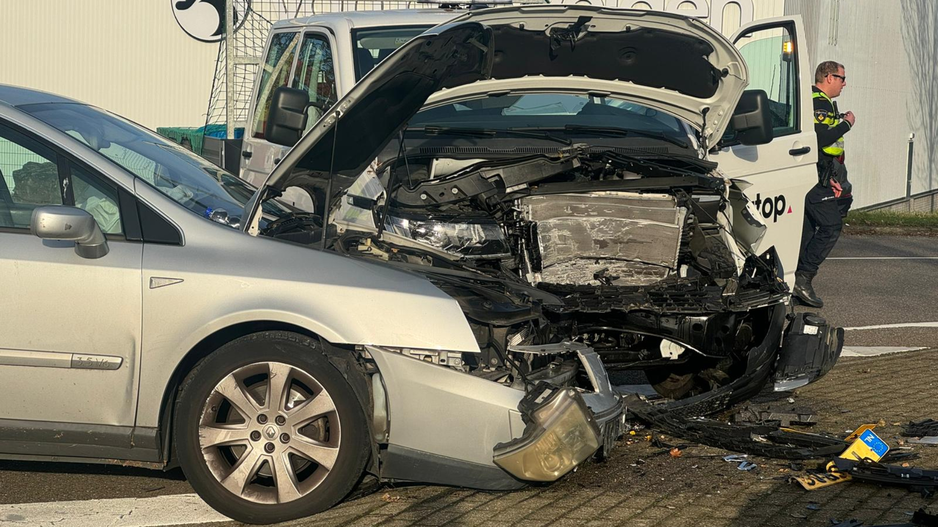 Gewonde naar ziekenhuis na aanrijding op rotonde in Heerlen.