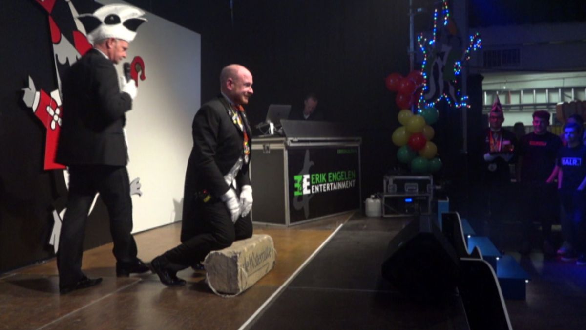 De traditie van stinkkaas eten op een mergelblok in Schin op Geul