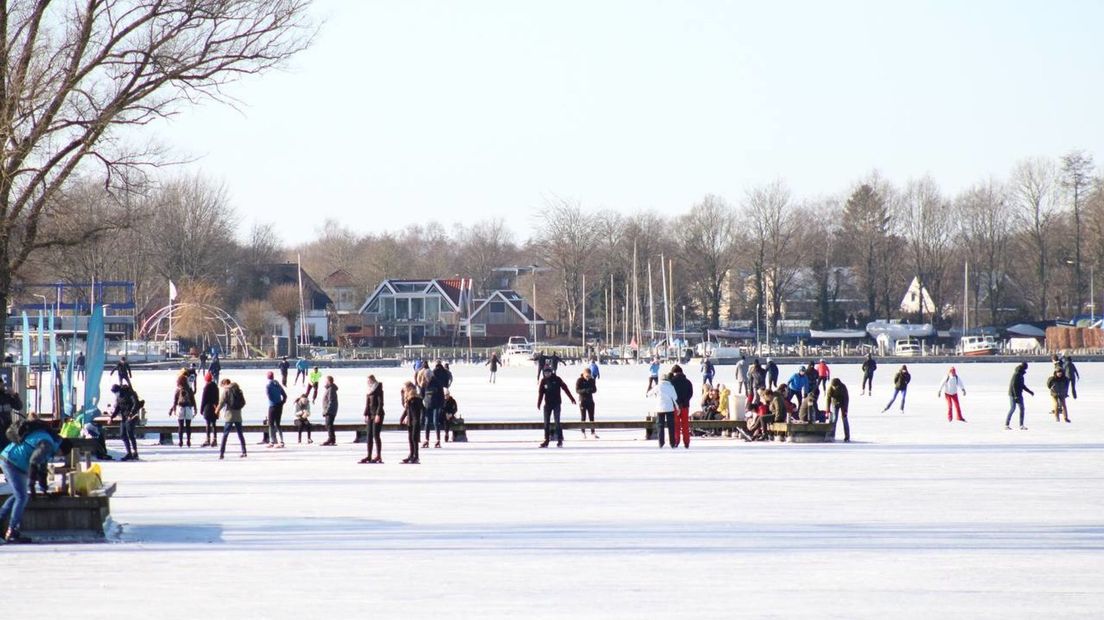 Op het Paterswoldsemeer wordt ook weer flink geschaatst