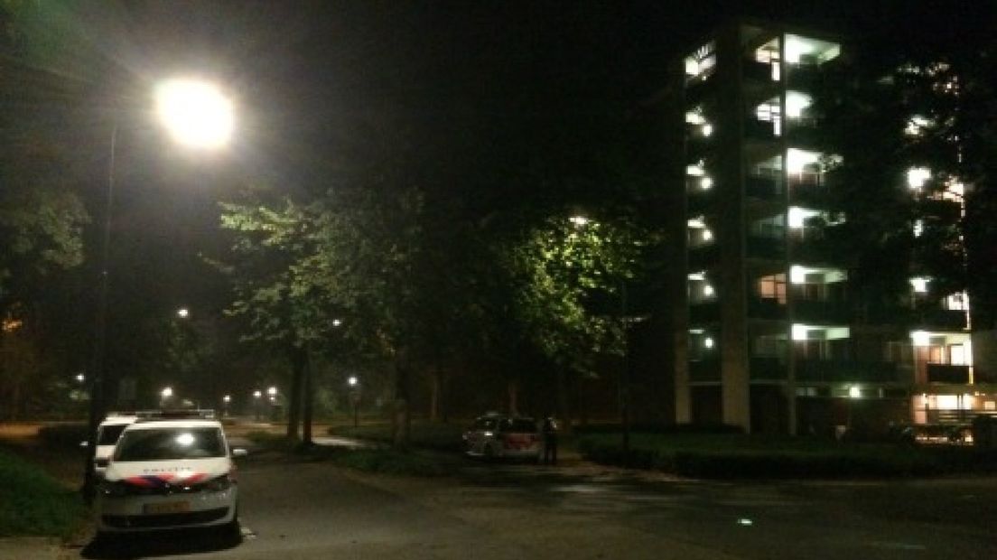 Een man van 58 uit Apeldoorn is vrijdagavond aangehouden, omdat hij een 47-jarige plaatsgenoot zou hebben bedreigd met een vuurwapen.De politie kreeg rond 20.15 uur melding van een ruzie tussen twee mannen aan de Kooikersdreef.