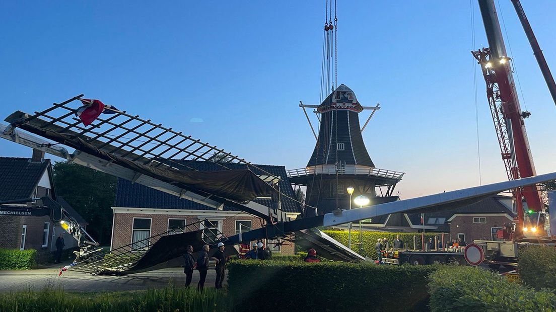 Missie volbracht: met behulp van twee kranen liggen de wieken van molen Fortuna veilig op de grond