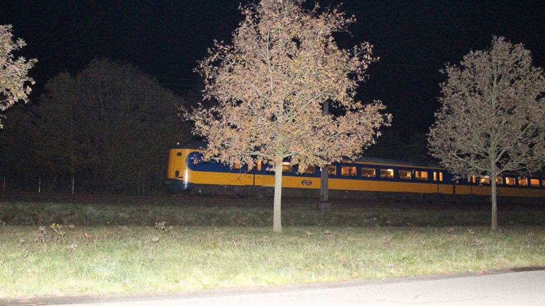 Een trein staat stil bij Assen