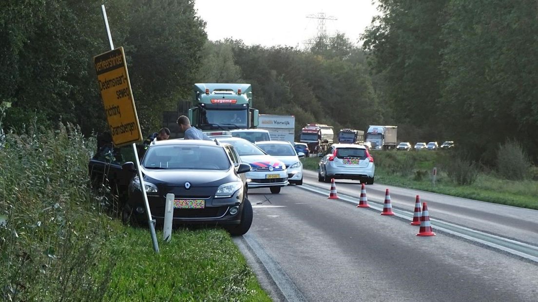 Botsing personenauto's veroorzaakt lange file op N377