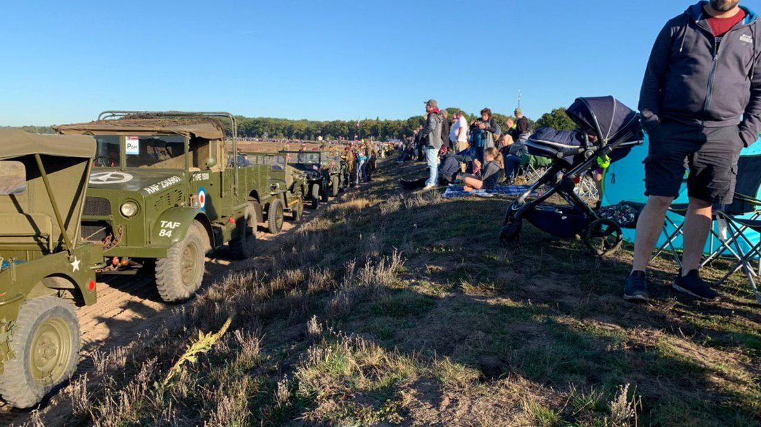 75 jaar geleden kozen para's boven de Ginkelse Heide en Driel het luchtruim. Deze zaterdag werden  de dappere militairen geëerd tijdens de jaarlijkse herdenking met ook de traditionele luchtlandingen. Er waren bijna 100.000 bezoekers bij de plechtigheden. Lees hier het liveblog over Operatie Market Graden terug met onder meer het bezoek van de Britse prins Charles en enkele gedenkwaardige momenten eerder deze week.