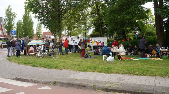 Voor- en tegenstanders AZC staan in Deventer tegenover elkaar Home