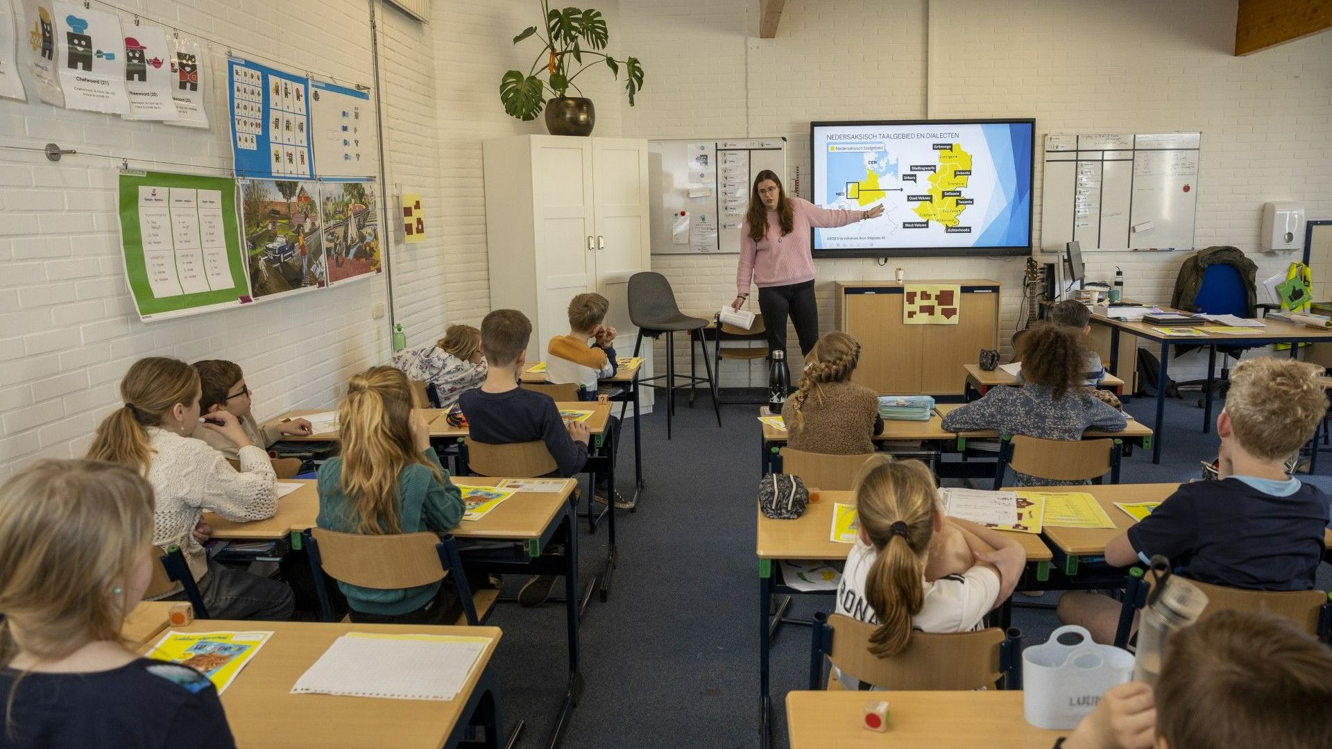 Suzanne voor de klas.
