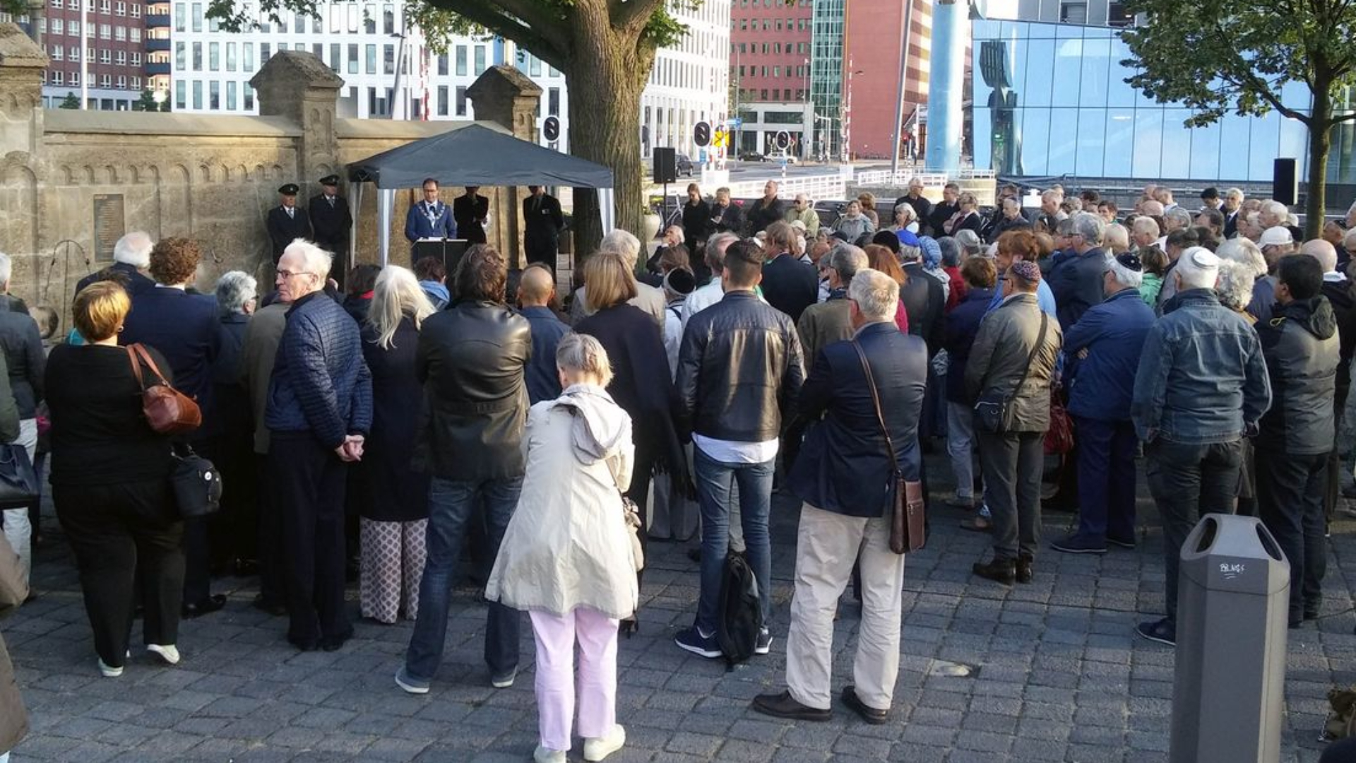 Een eerdere herdenking van de Joodse oorlogsslachtoffers bij Loods 24