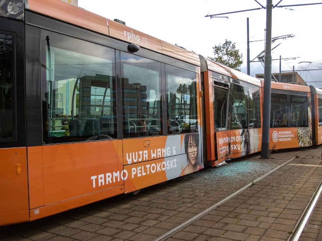 Ontspoorde tram met gesneuvelde ruiten op de Burgemeester Van Haarenlaan in Schiedam