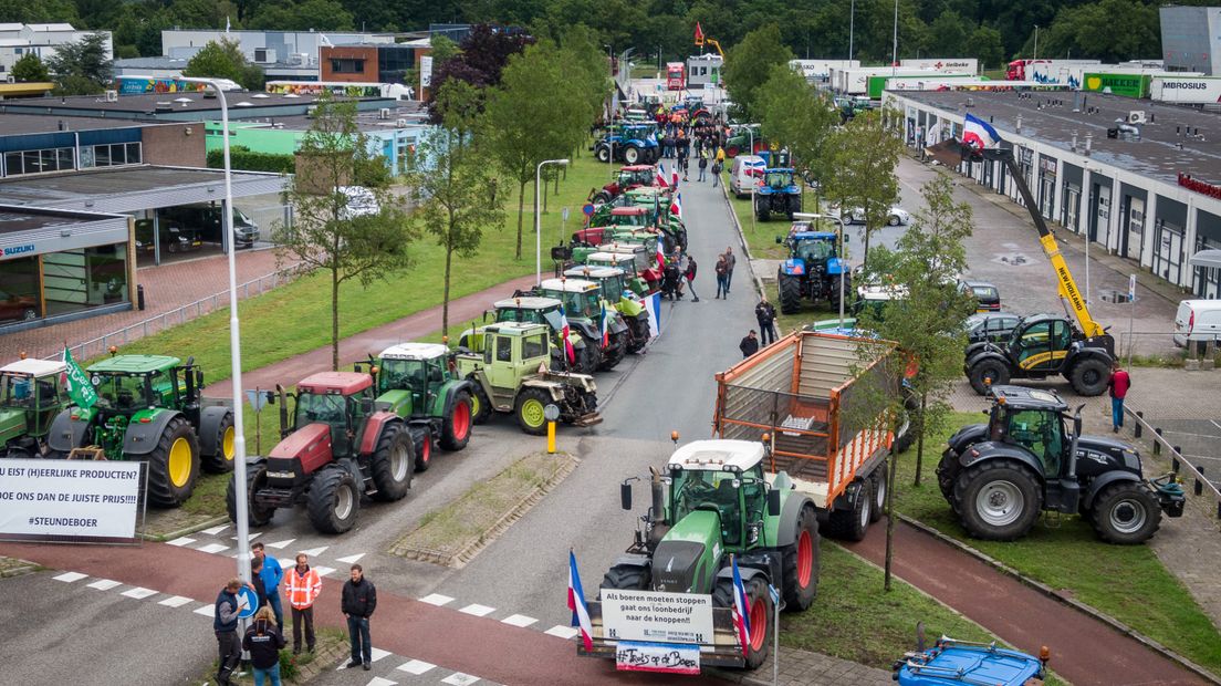 Actievoerende boeren blokkeren het distributiecentrum van Albert Heijn in Zwolle