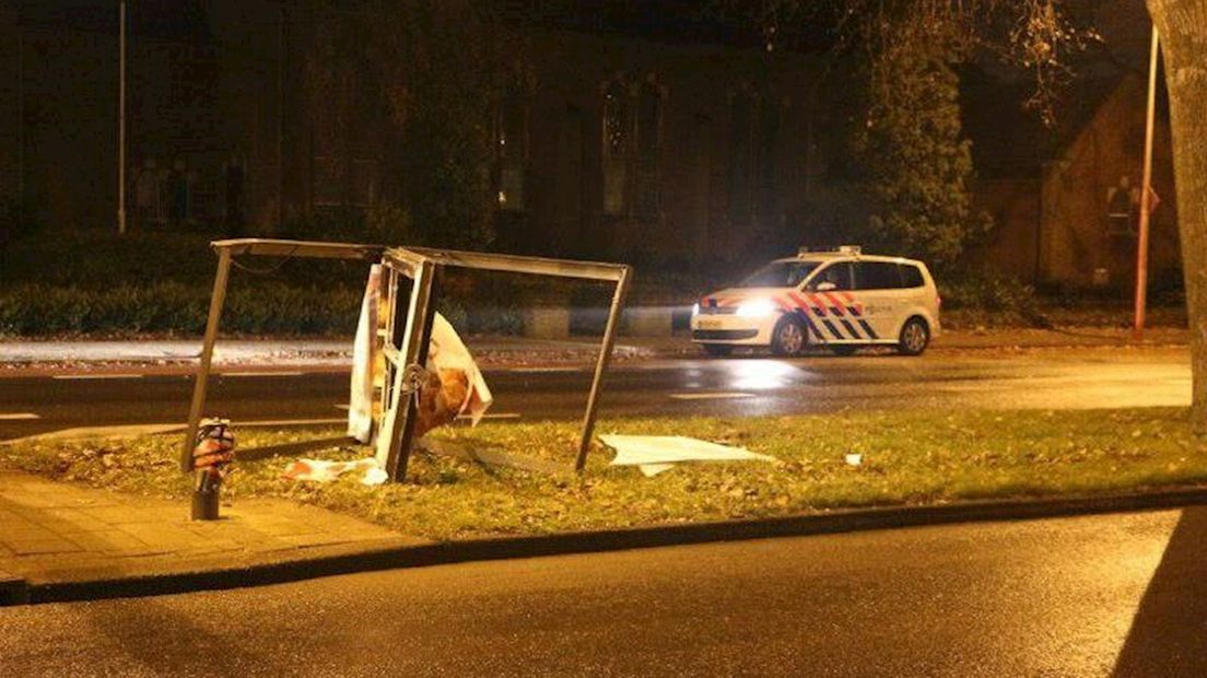 Busje ramt reclamezuil Enschede