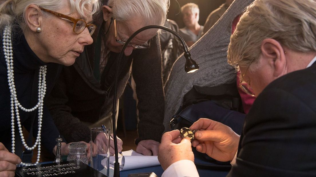 Taxateurs van het programma Schatgraven van Omroep Gelderland.