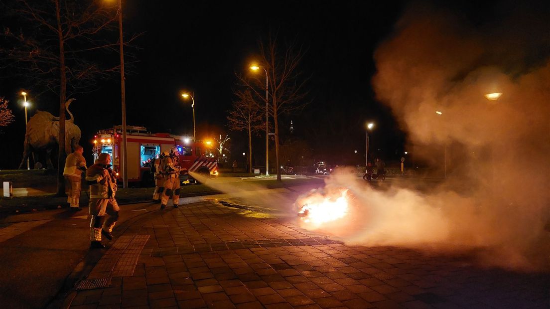 Zondag werd een scooter in brand gezet door Marokko-fans.