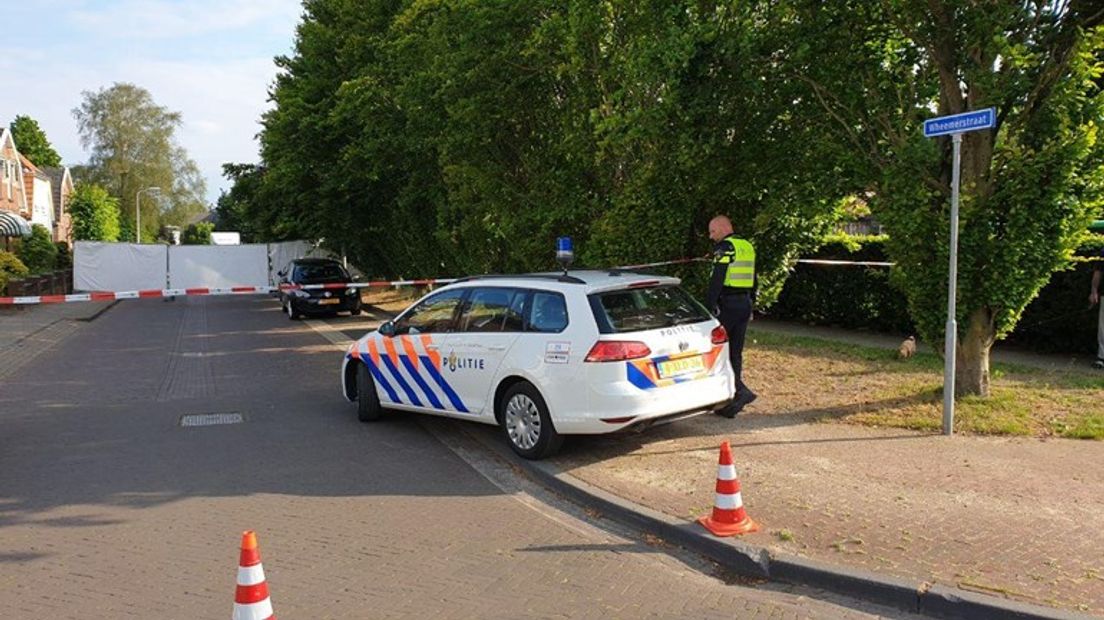 De dode vrouw die donderdag werd aangetroffen in een woning aan de Thoomsenweg in Neede is de 29-jarige bewoonster van het pand, meldt de politie. Het gaat vermoedelijk om een misdrijf waarbij de vrouw met geweld om het leven is gekomen.