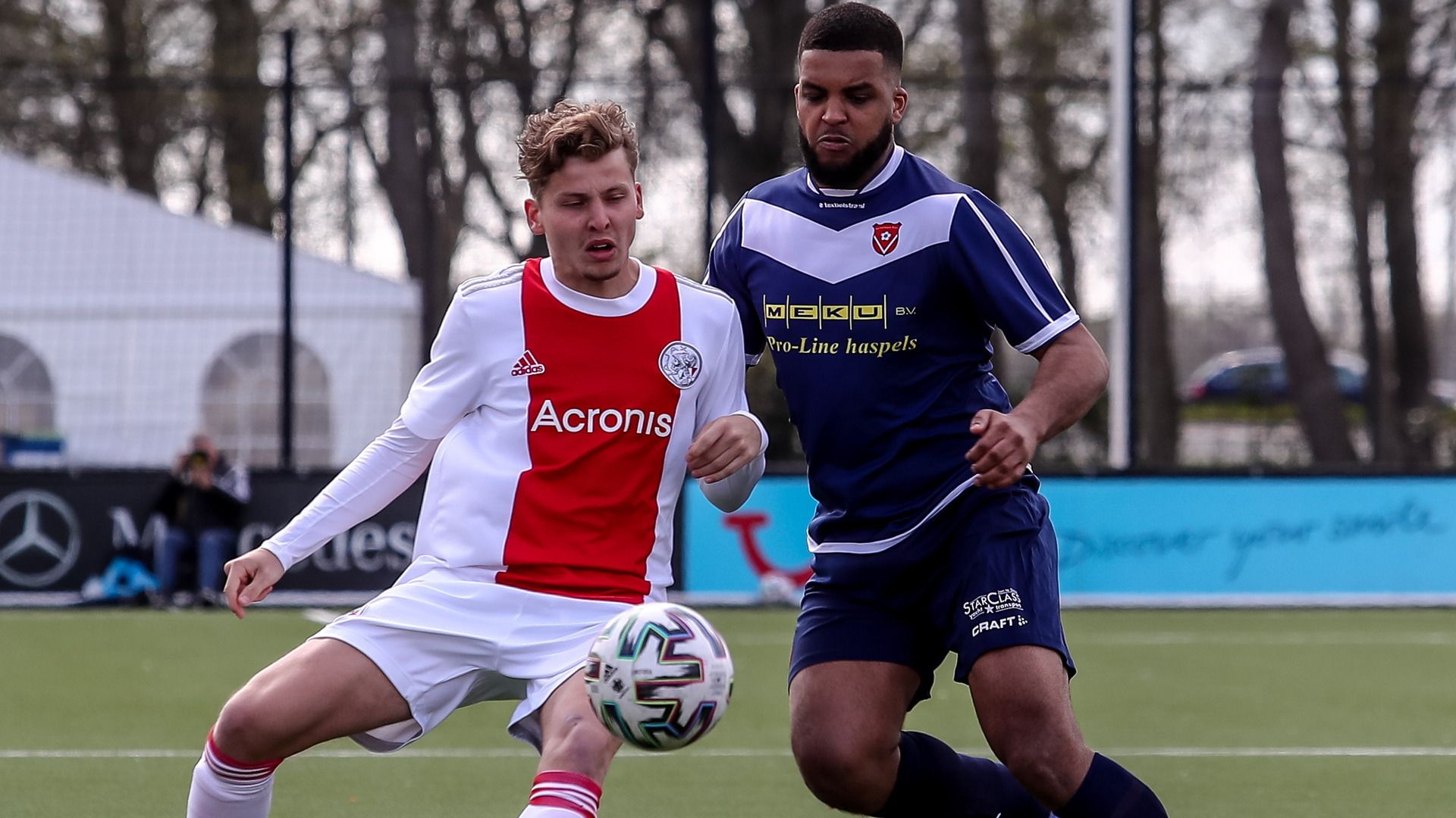 Iloba Achuna (rjochts) yn de útwedstriid tsjin Ajax