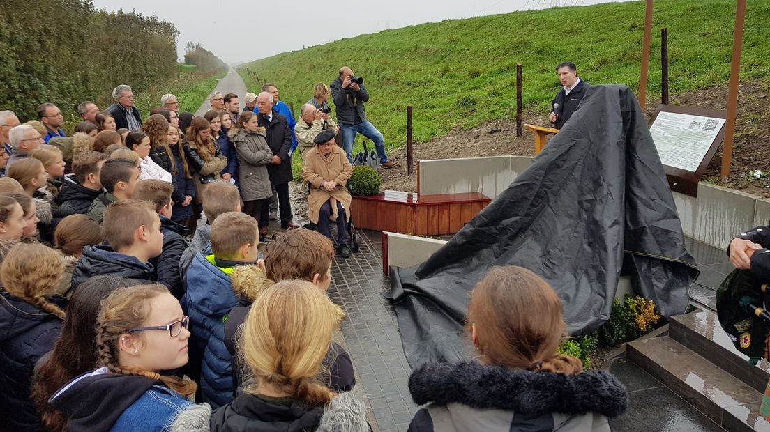 Leerlingen vernieuwen oorlogsmonument Krabbendijke