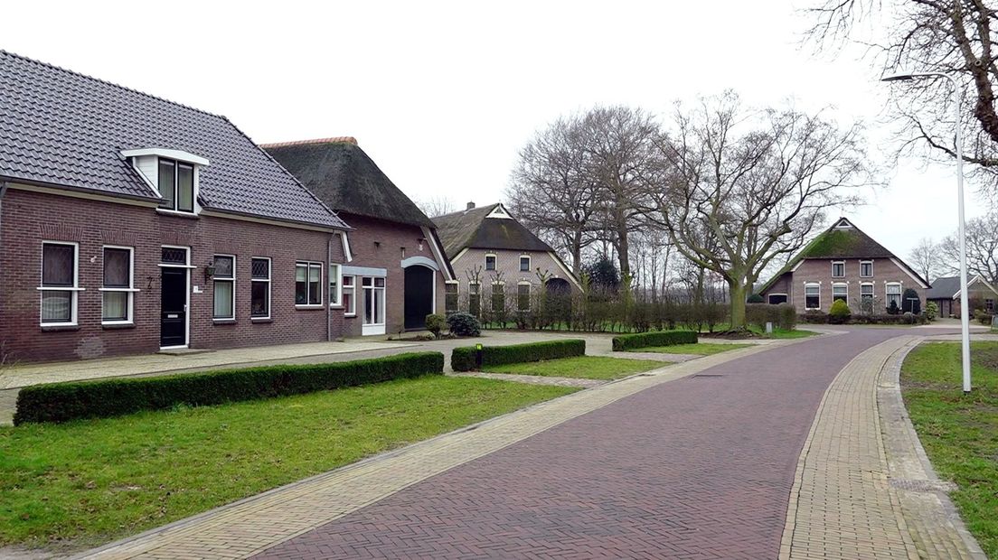 Links het gebouw van voormalig café Vleems in Dalen