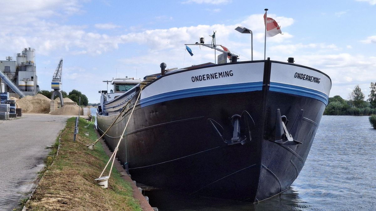 Schip opgesloten in haven Hardenberg door stremming kanaal Almelo-De Haandrik